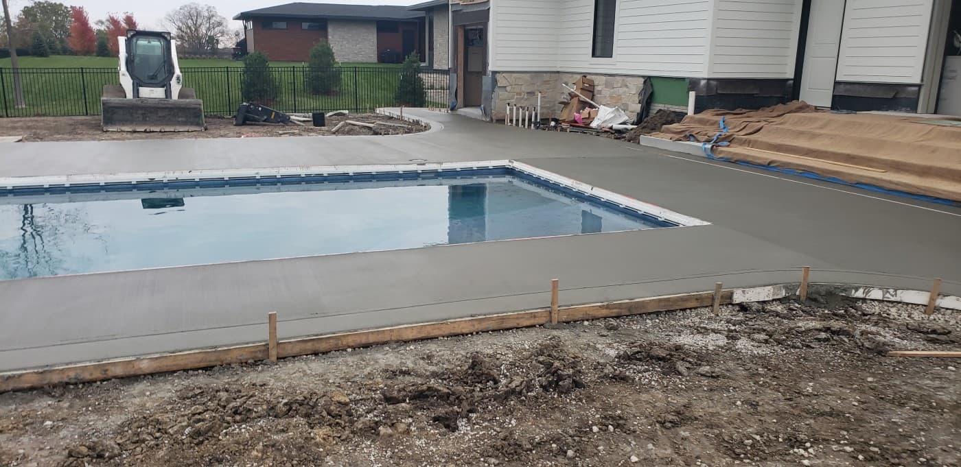 Professional pool deck construction services by licensed concrete contractors in Fort Worth, Texas. Quality workmanship and free estimates.
